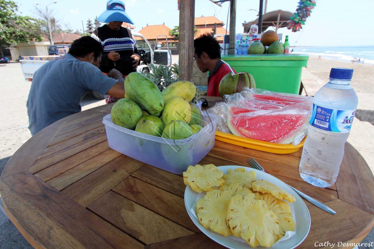 repas de fruits en compagnie de balinais dont la gentillesse est innée