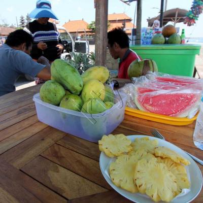 repas de fruits en compagnie de balinais dont la gentillesse est innée