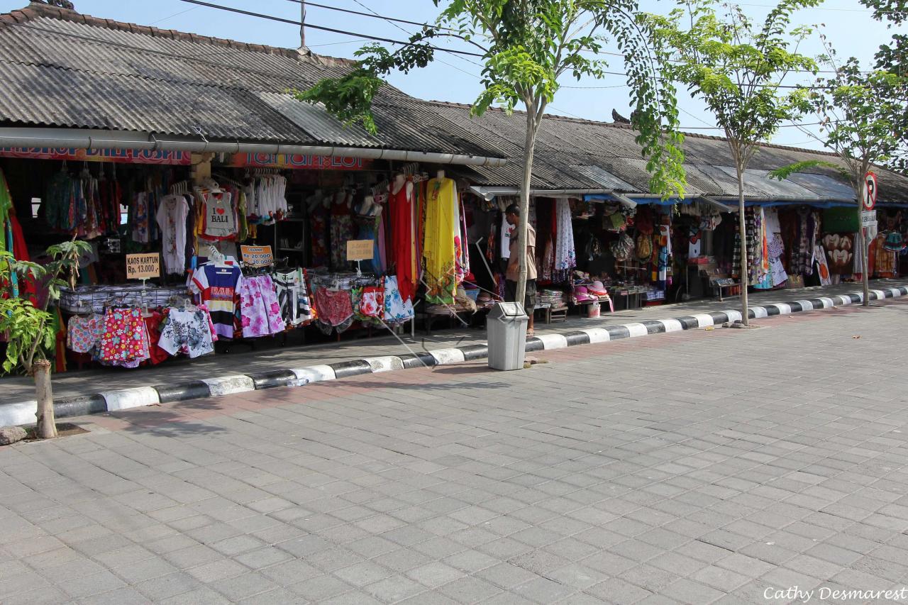Les nombreux artisans à l'accès du Tanah Lot