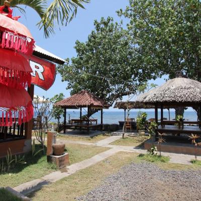 Petit resto face à la plage, près de Permutéran