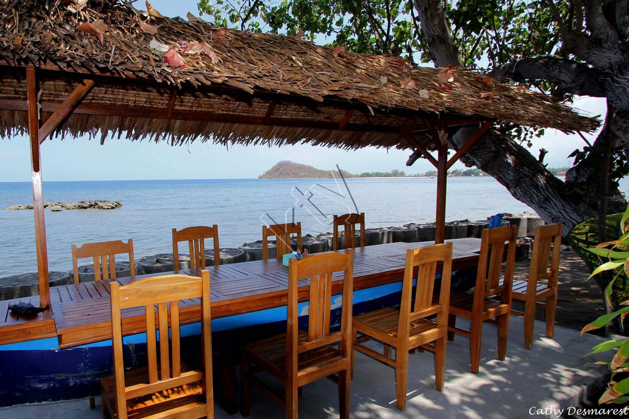 Petit resto face à la plage, près de Permutéran