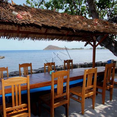 Petit resto face à la plage, près de Permutéran