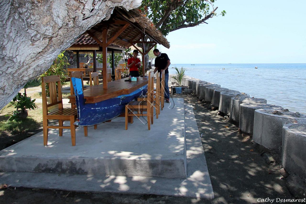 Petit resto face à la plage, près de Permutéran