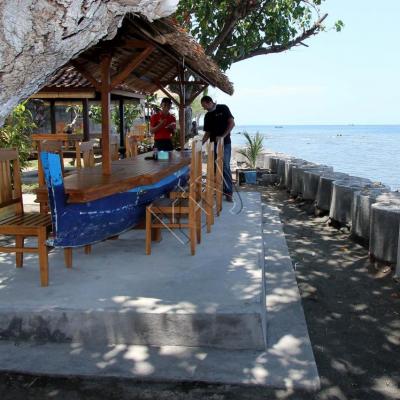 Petit resto face à la plage, près de Permutéran