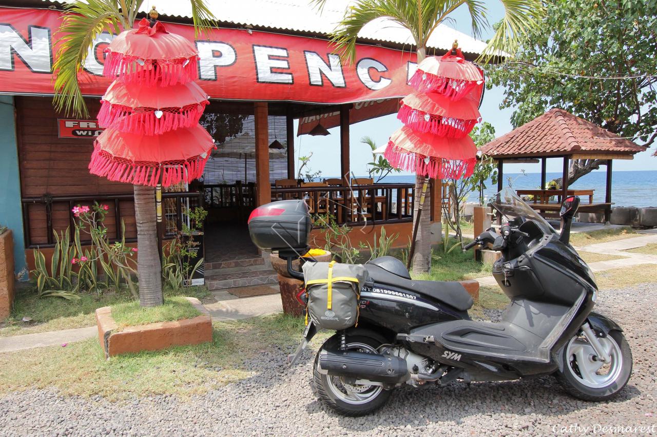 Petit resto face à la plage, près de Permutéran