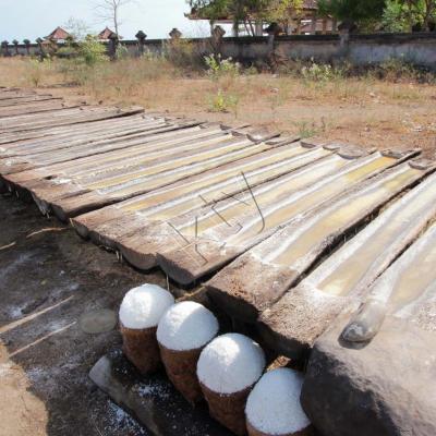 troncs de palmier où s'égoutte le sable mouillé pour obtenir le sel