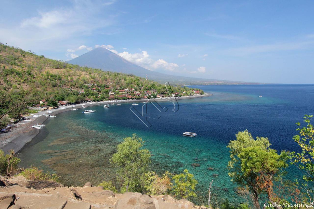 Vue sur Amed avec le Gunung Agung en arrière plan