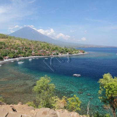 Vue sur Amed avec le Gunung Agung en arrière plan