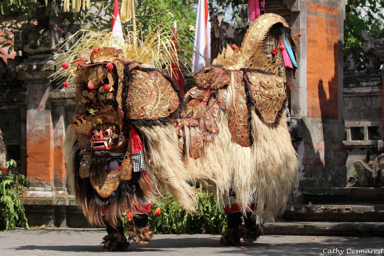 La danse du Barong (créature mythique mi-lion, mi-chien) 