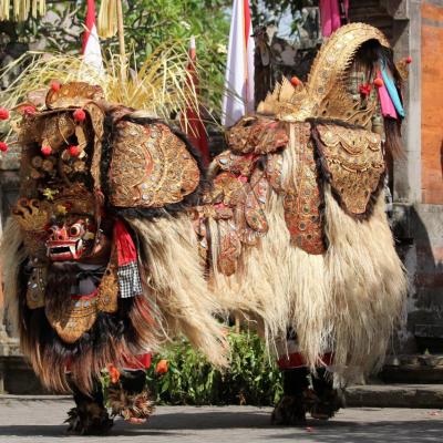 La danse du Barong (créature mythique mi-lion, mi-chien) 