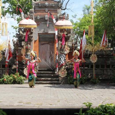 La danse du Barong (créature mythique mi-lion, mi-chien) 