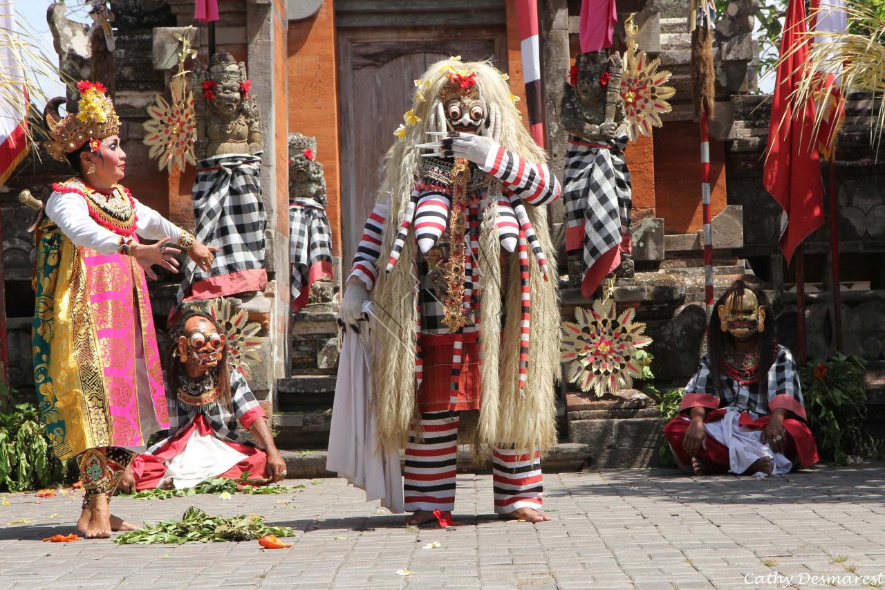 La danse du Barong (créature mythique mi-lion, mi-chien) 