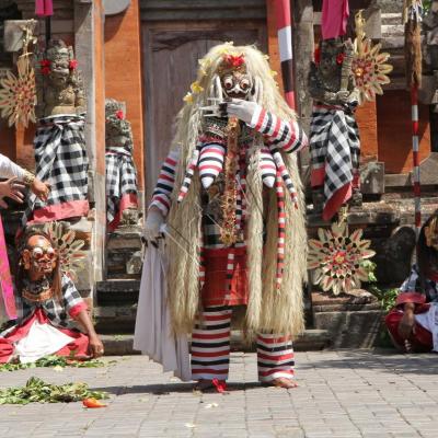 La danse du Barong (créature mythique mi-lion, mi-chien) 