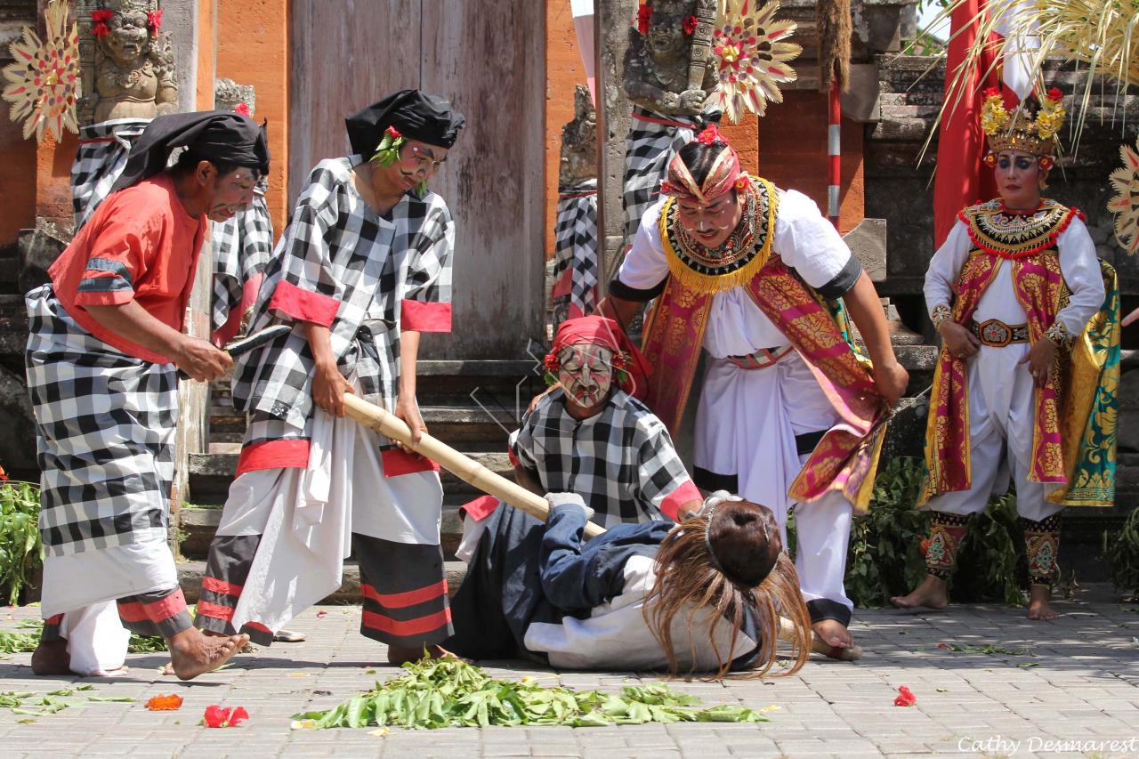 La danse du Barong (créature mythique mi-lion, mi-chien) 