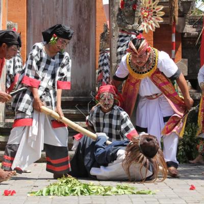 La danse du Barong (créature mythique mi-lion, mi-chien) 