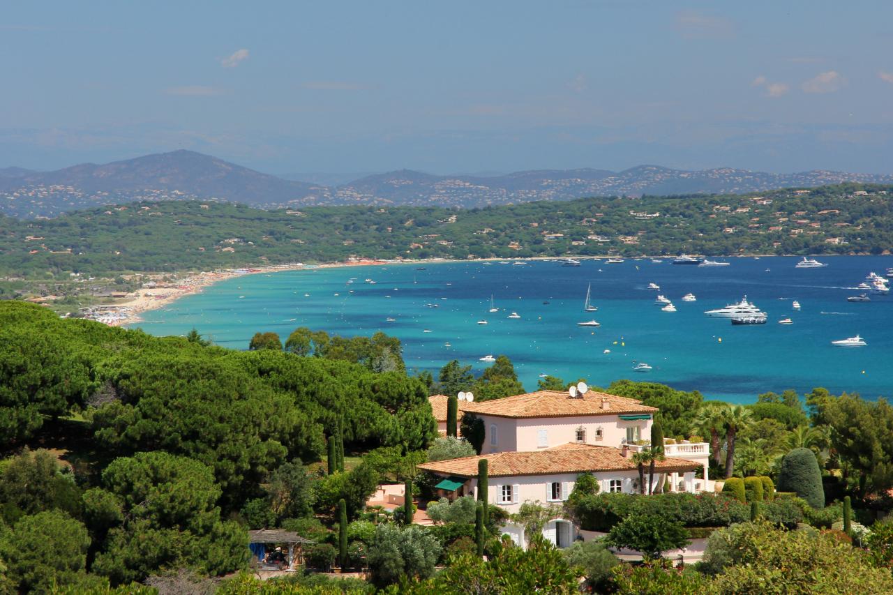 Cap Camarat dominant la presqu'île de Saint-Tropez