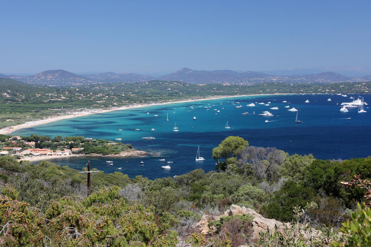 Cap Camarat dominant la presqu'île de Saint-Tropez