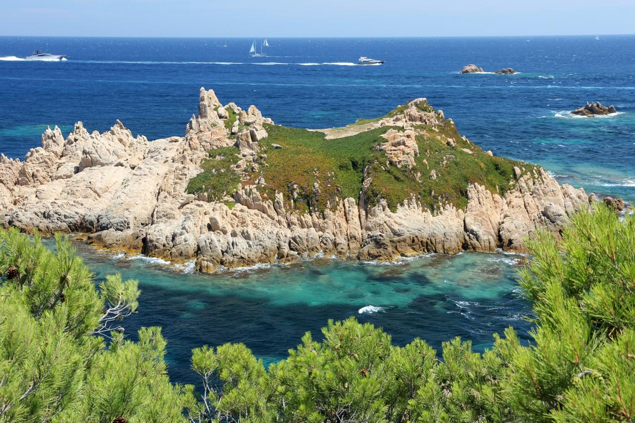 Cap Camarat dominant la presqu'île de Saint-Tropez