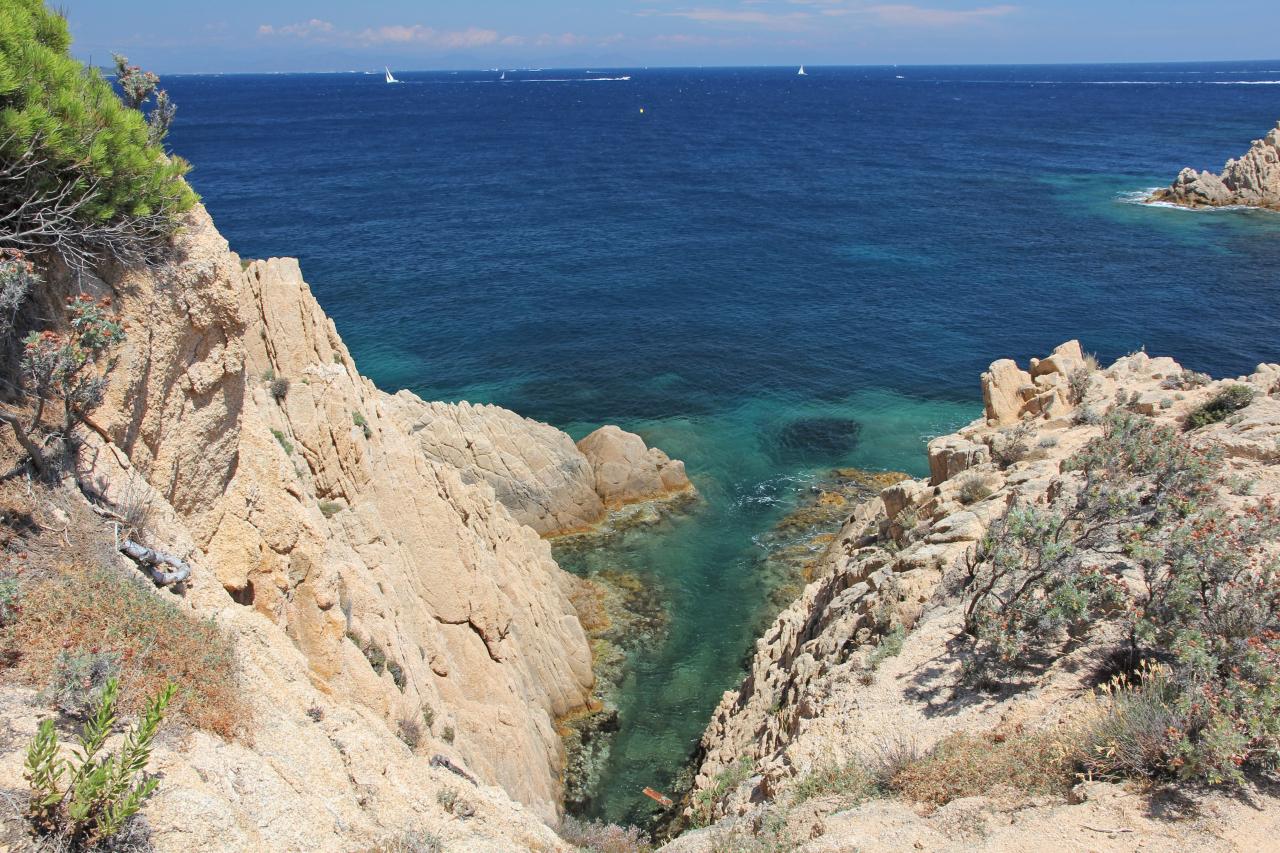 Cap Camarat dominant la presqu'île de Saint-Tropez