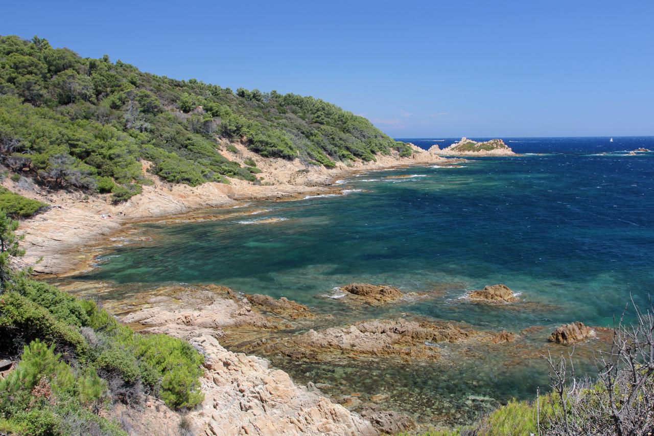 Cap Camarat dominant la presqu'île de Saint-Tropez