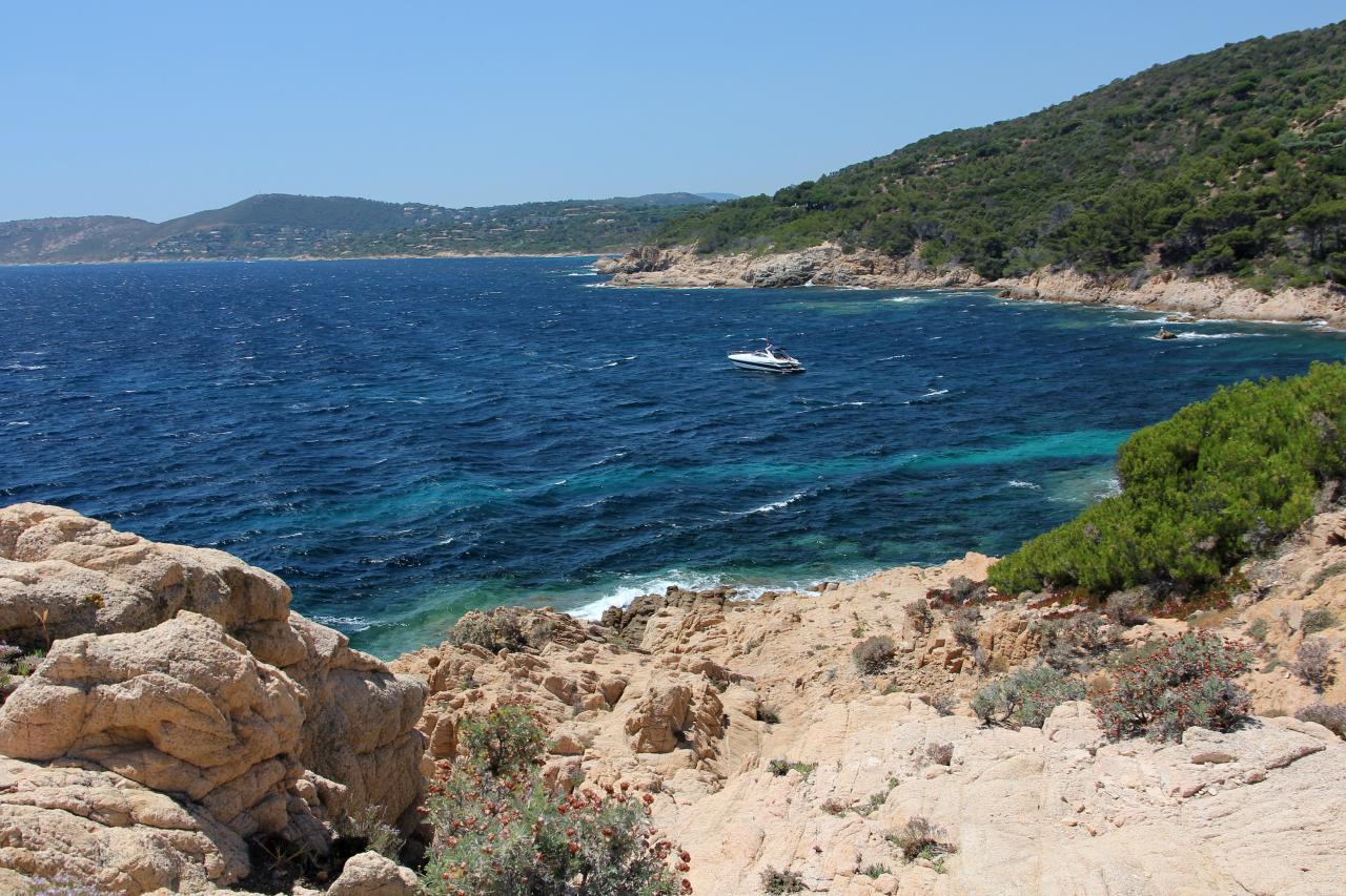 Cap Camarat dominant la presqu'île de Saint-Tropez