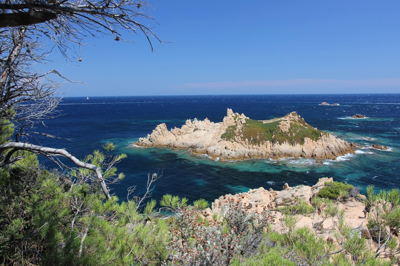 Cap Camarat dominant la presqu'île de Saint-Tropez