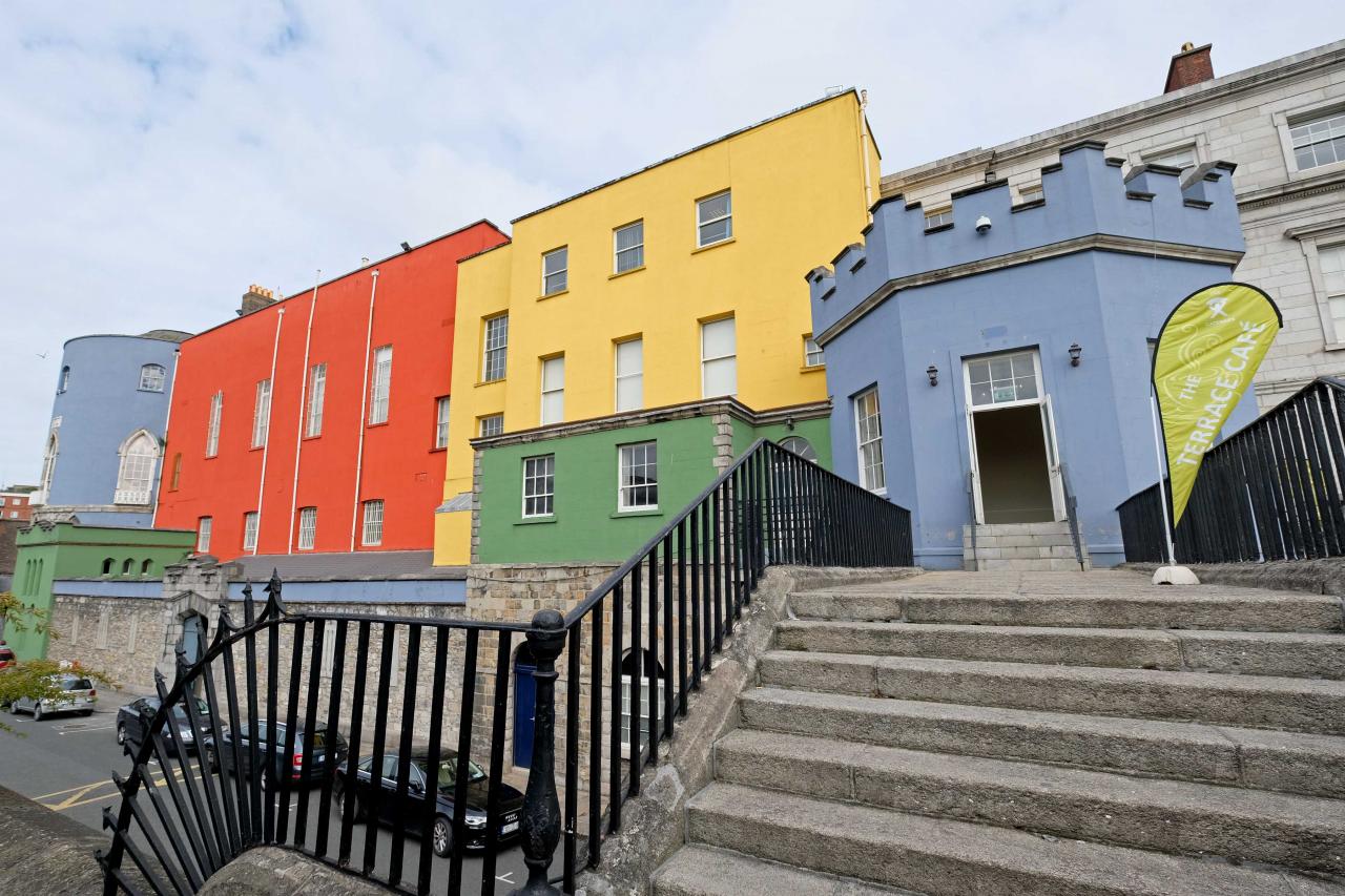 Difficile d'imaginer un véritable château fort avec ces couleurs vives !