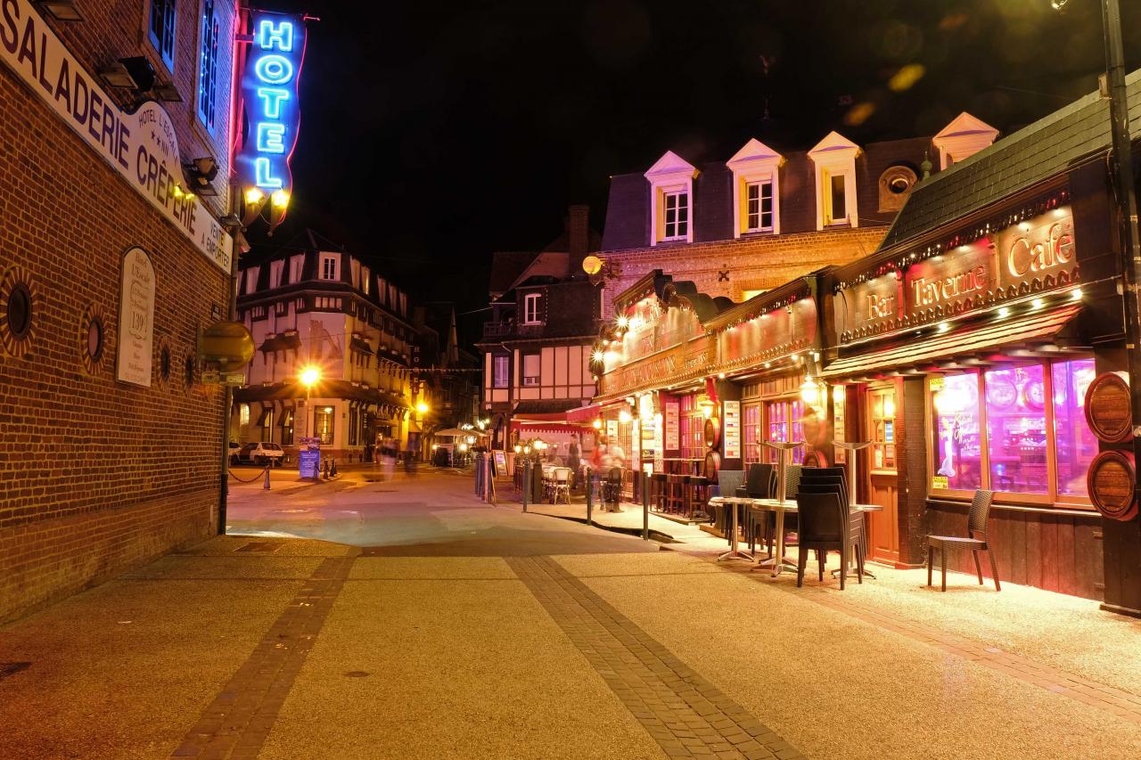 la nuit le calme revient à Etretat après l'invasion des touristes