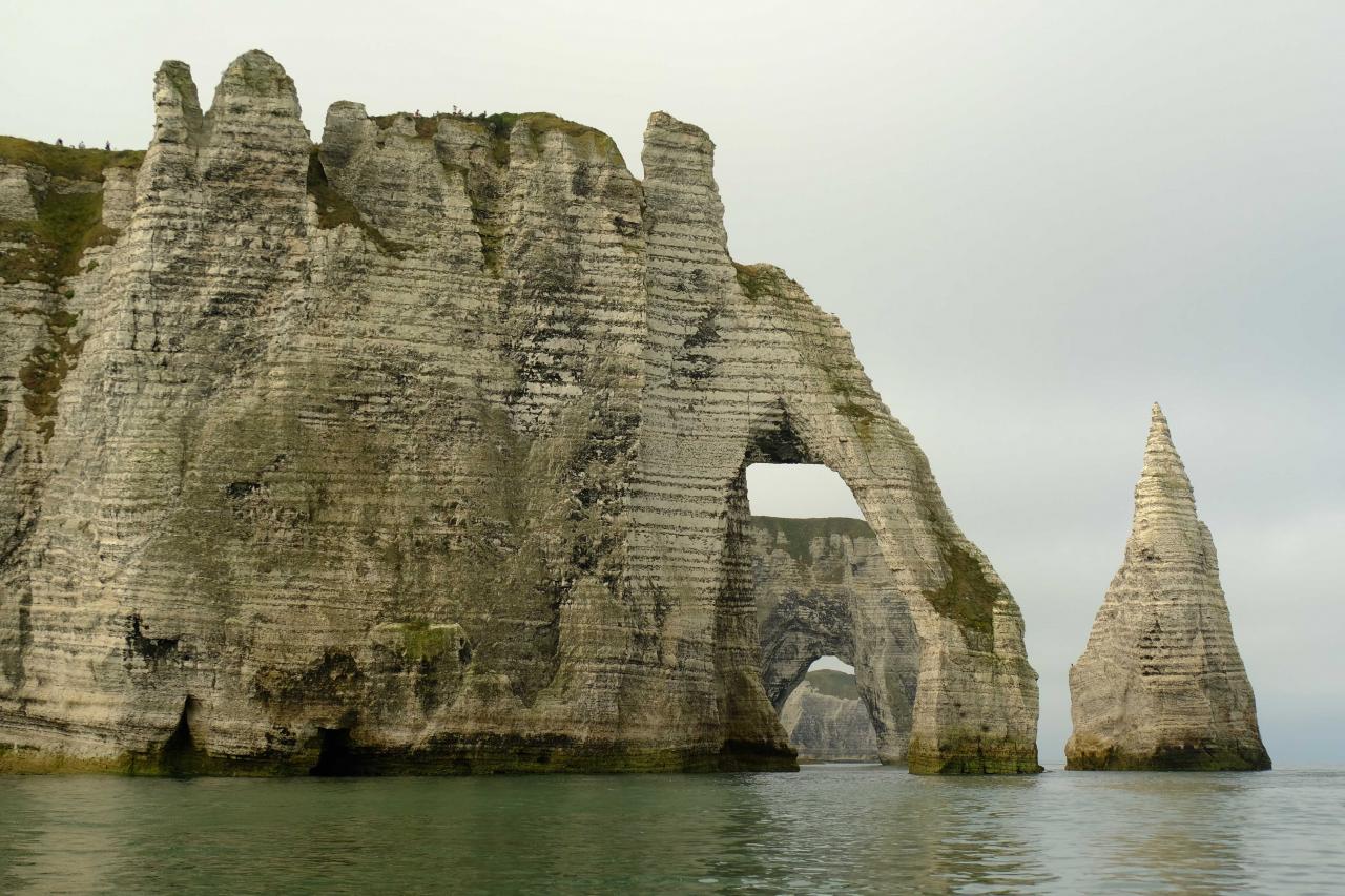 les deux arches et l'aiguille creuse vues du bâteau