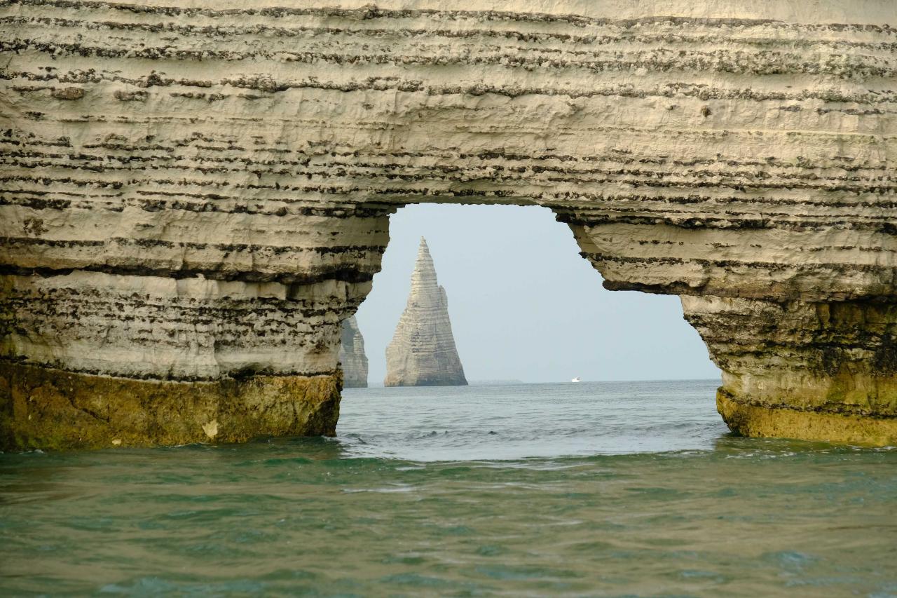 l'aiguille creuse sous l'arche de la falaise d'Amont