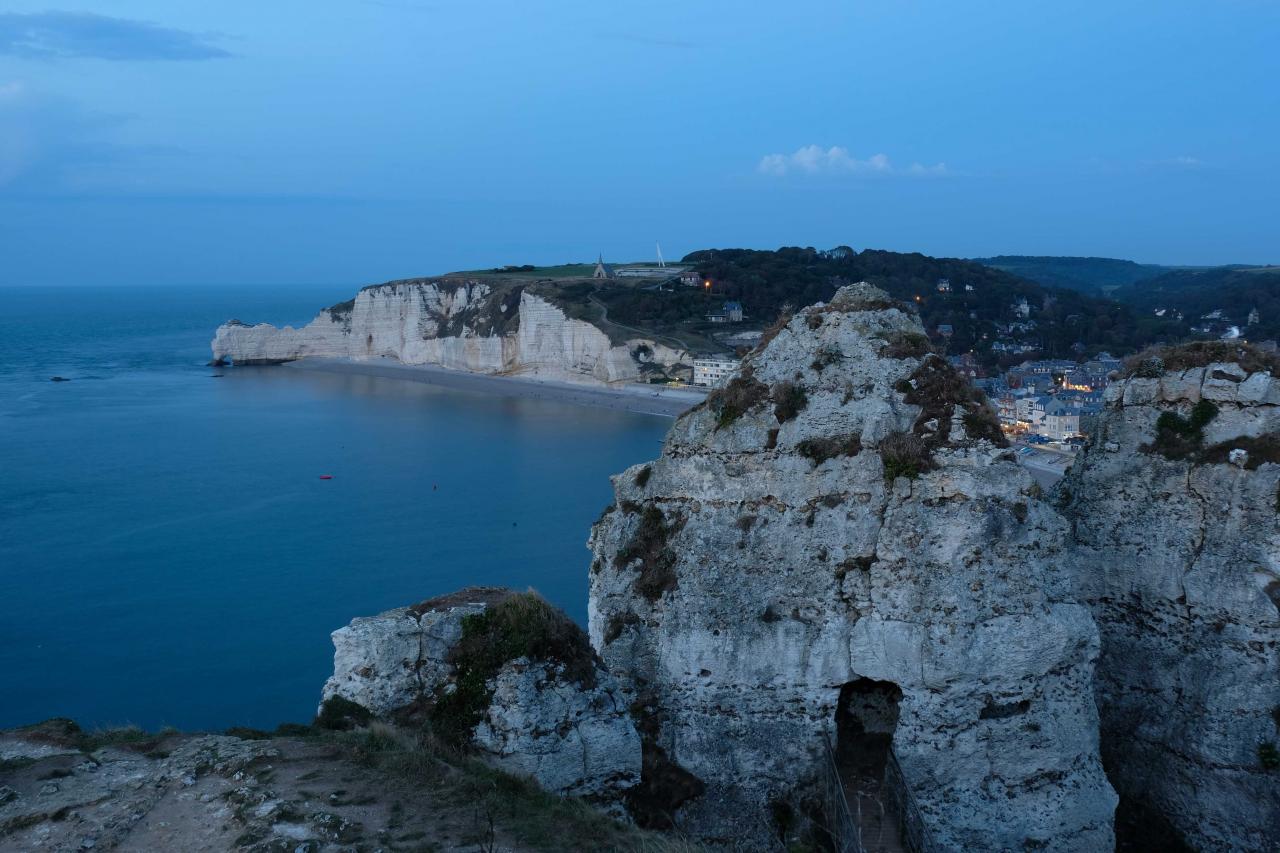 la nuit tombe sur les falaises