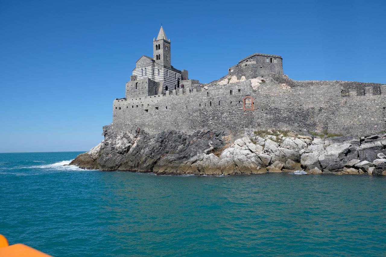 l'église de San Piétro construite sur un éperon rocheux