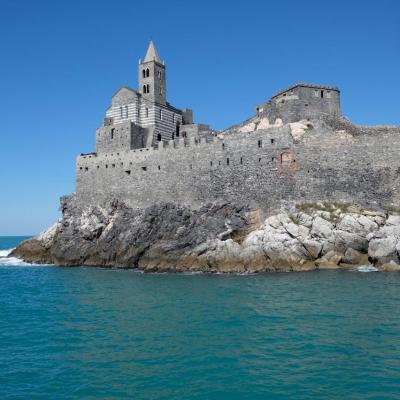 l'église de San Piétro construite sur un éperon rocheux