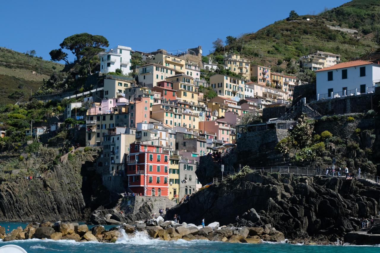 le 1er Riomaggiore, ancien village de pêcheurs aux maisons très colorées