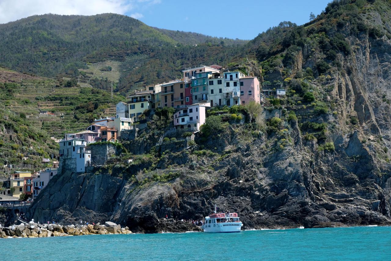 Manarola entouré de roches et maisons colorées à  flanc de falaise !