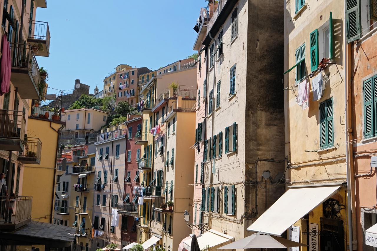 les maisons sont imbriquées les unes dans les autres