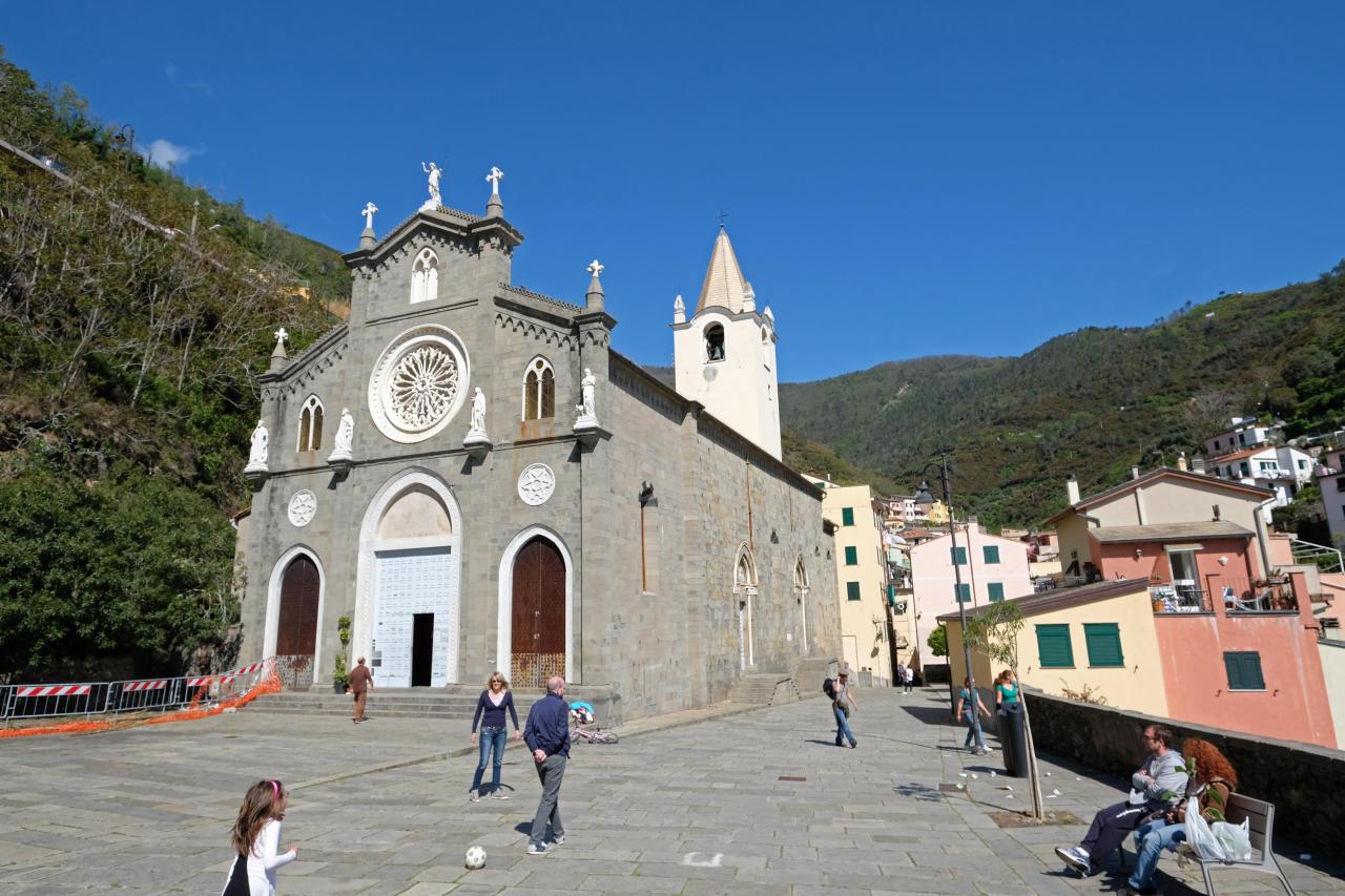 l' église, au sommet de la rue principale, Eglise  est du 16ème siècle