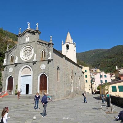 l' église, au sommet de la rue principale, Eglise  est du 16ème siècle