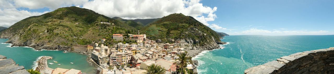 panorama à 360° sur la côte, le village et les vignes derrière Vernazza.