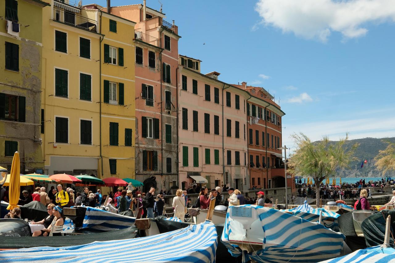 nombreux restos sur la place du village