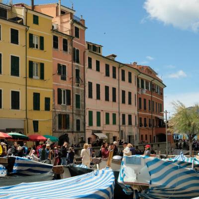 nombreux restos sur la place du village