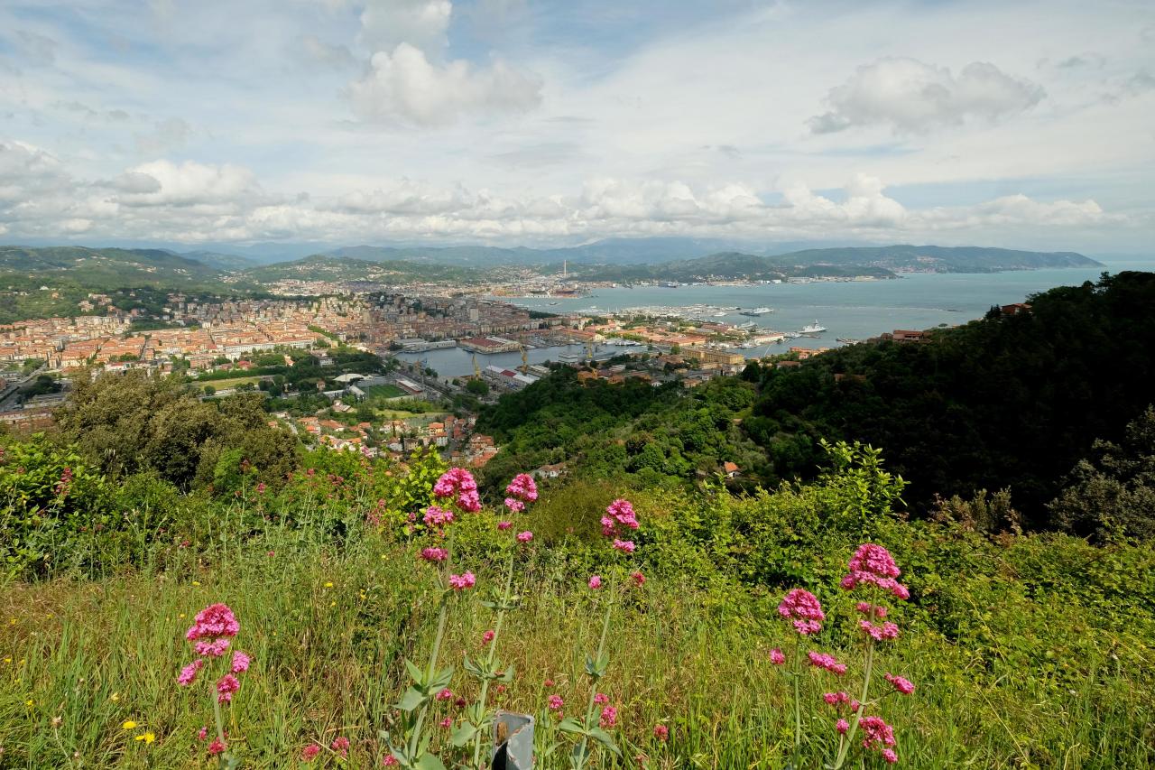 la côte est rude mais la vue sur la rade de la Spezia est belle