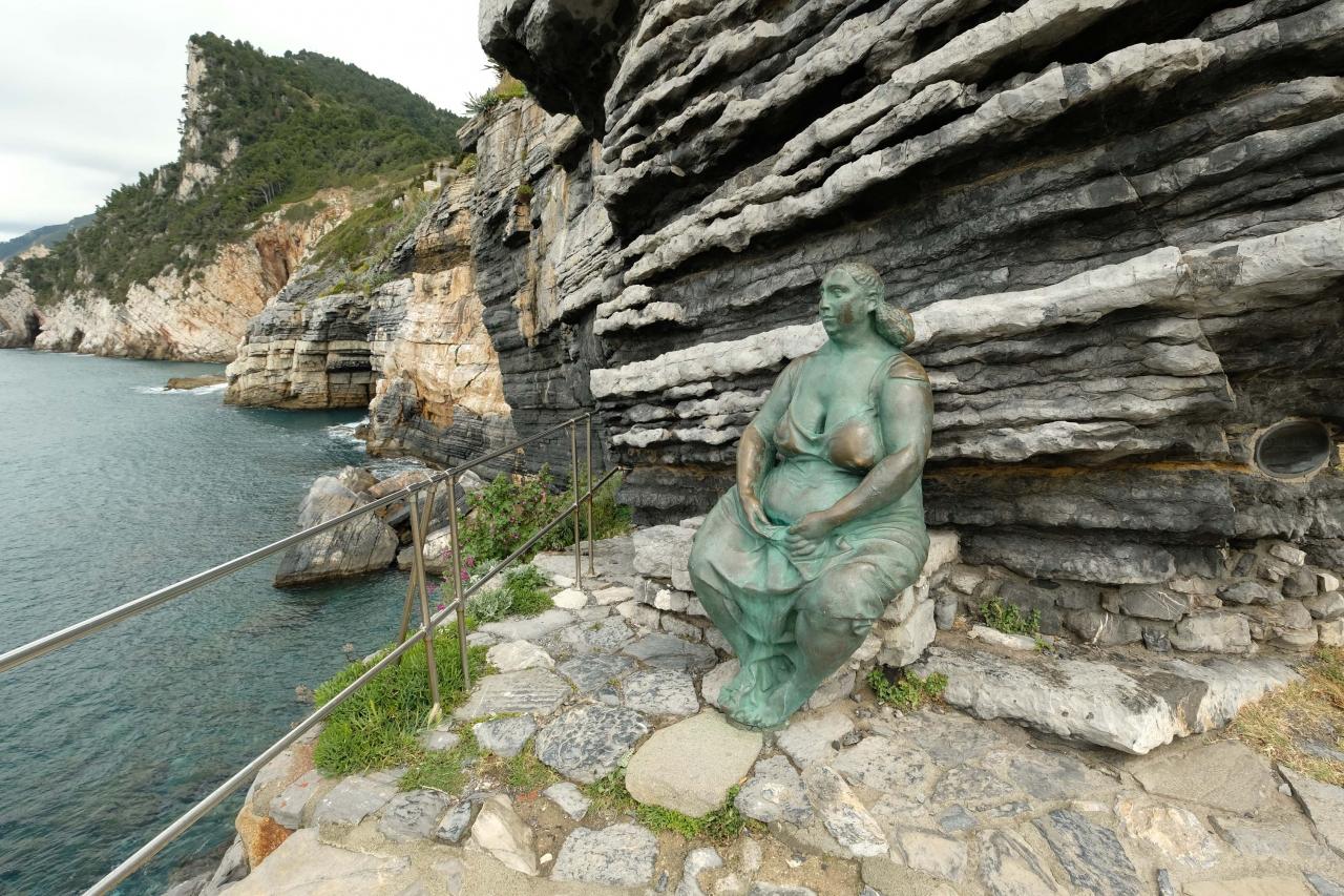 La statue de Mater Naturae, une femme généreuse qui regarde la mer