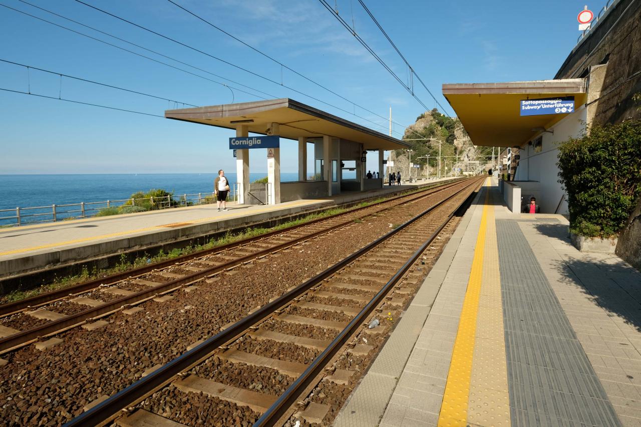 La gare de Corniglia se situe en contre-bas du hameau, sur le rivage