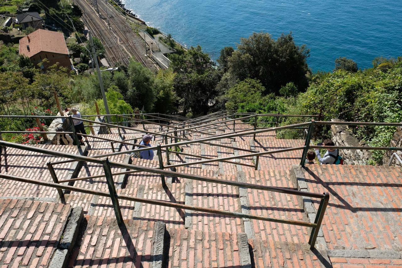 Voici la Lardarina, une longue  montée de 382 marches en brique 