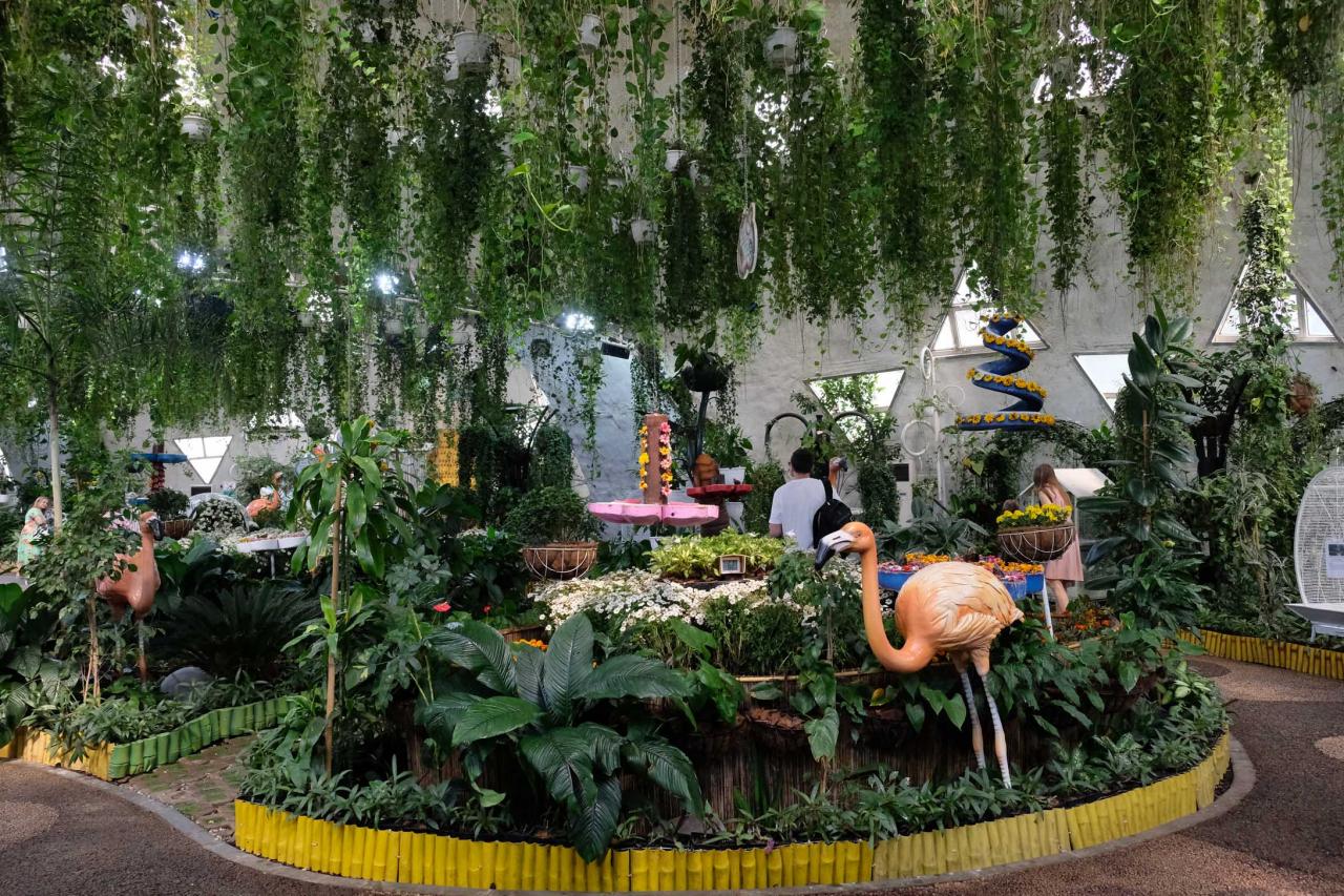 jardin de papillons sous 9 dômes où les papillons volent librement