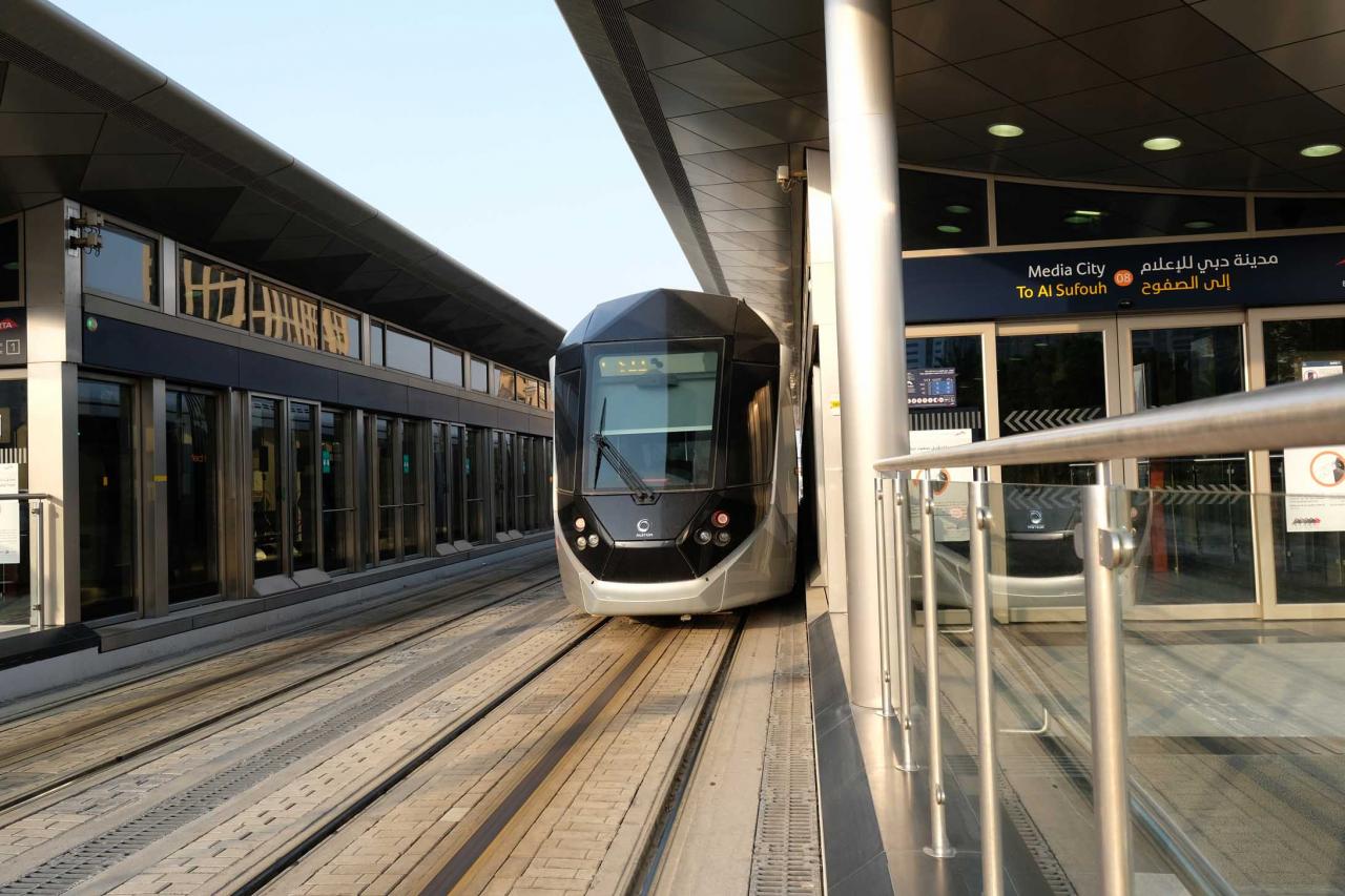 le tramway relie la Marina de Dubaï à Al Sufouh, pratique  