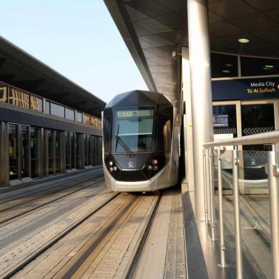 le tramway relie la Marina de Dubaï à Al Sufouh, pratique  