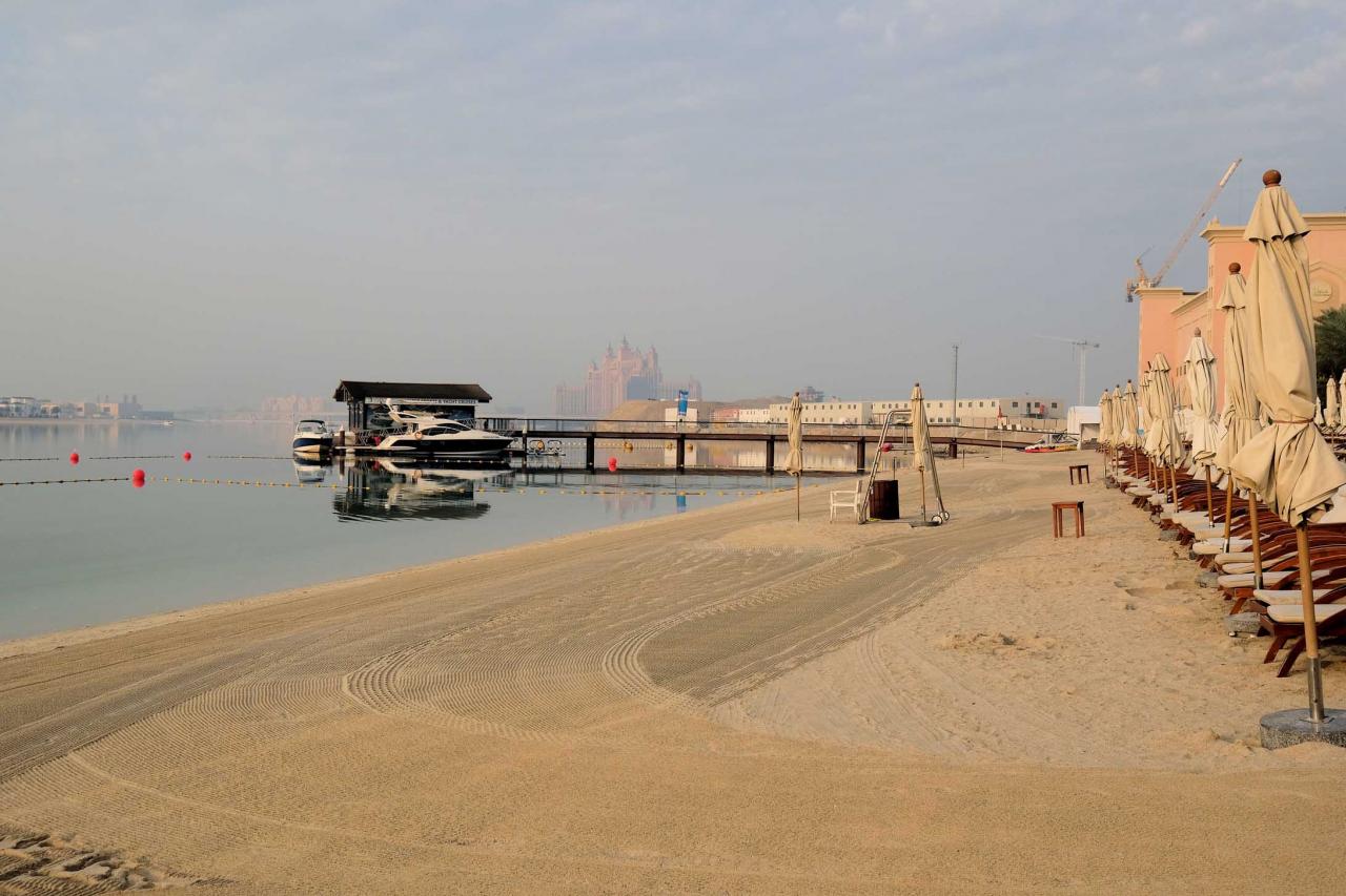 la plage de l'hôtel sur la palme avec en fond l'hôtel Atlantis