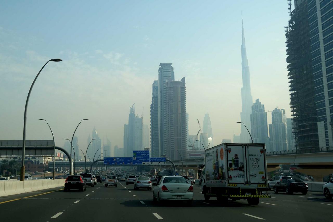 et sur la voie rapide, apparaît la Burj Khalifa 